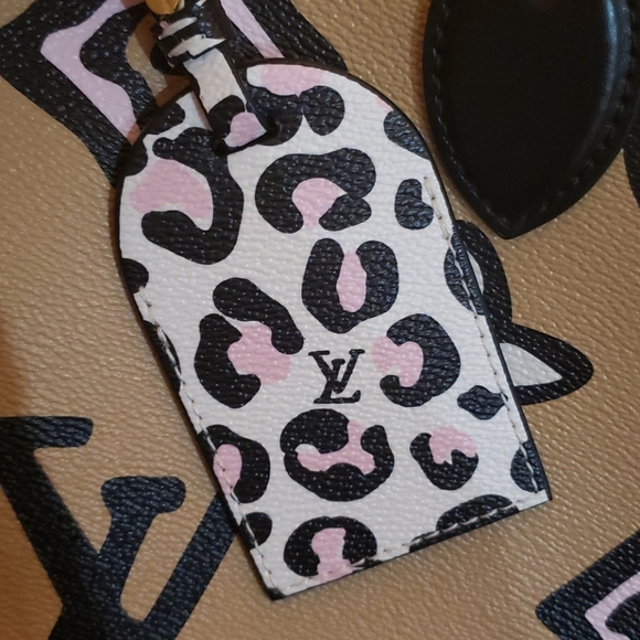 Louis Vuitton Wild At Heart Onthego GM Creme Giant Monogram Print Arizona Bag - Picture 17 of 17